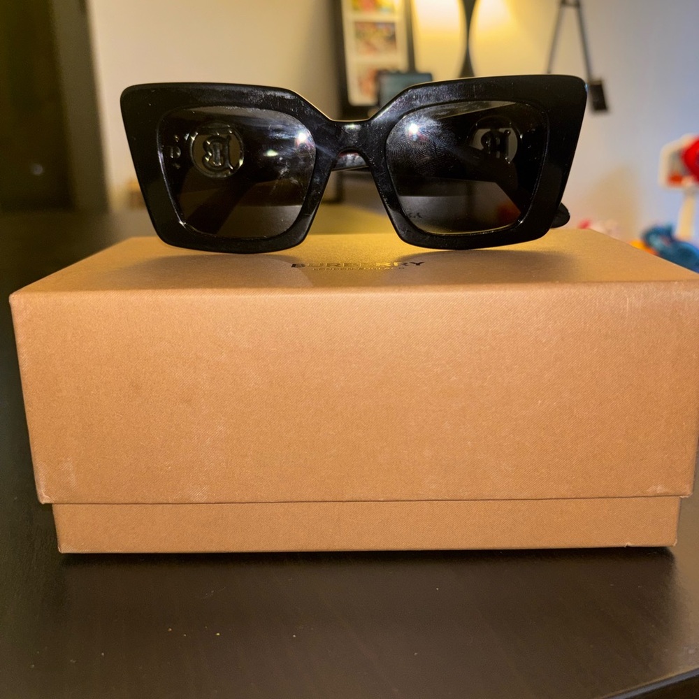 Burberry Black Oversized Square Sunglasses with Gold TB Emblem with case - Picture 4 of 7